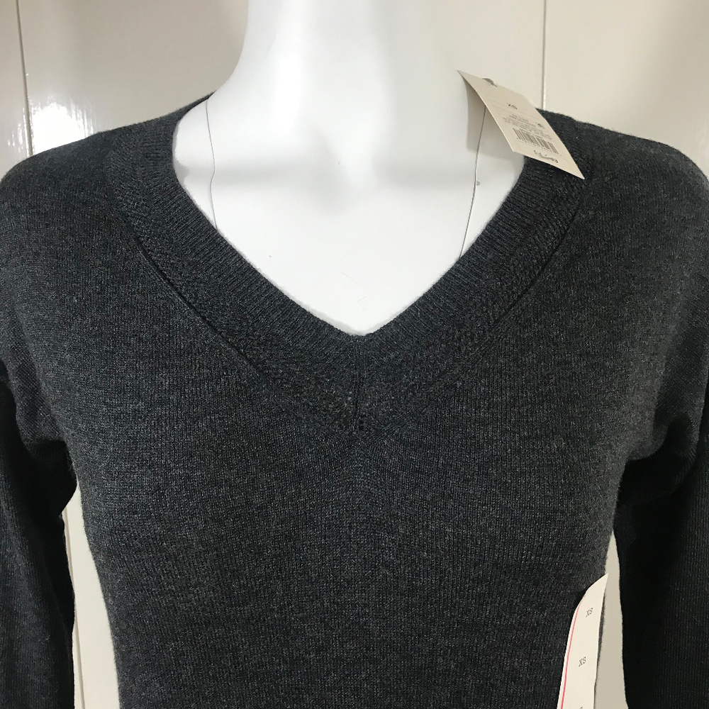 new a.n.d.e.a.w.y V neck Gtay pullover